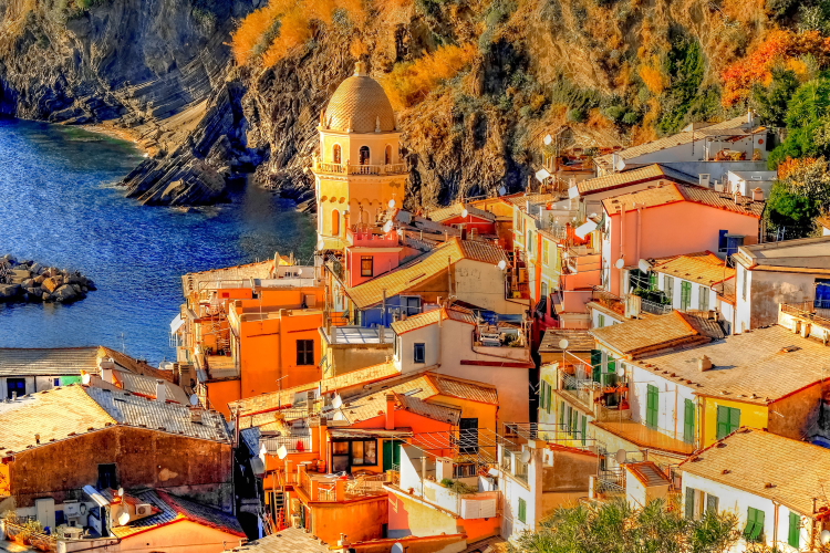 Vista de las casas de Vernazza, Cinque Terre, Italia
