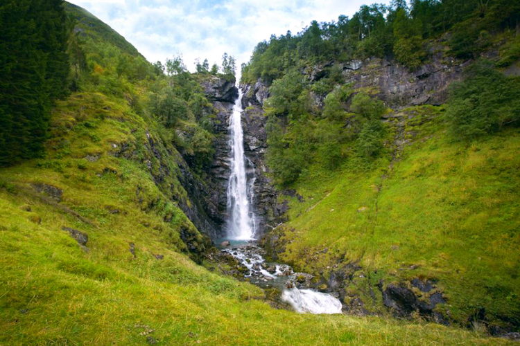 Cascada en la subida, Skala, Noruega, Stryn, Loen