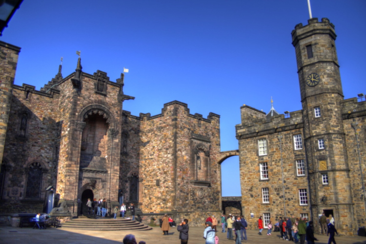 Plaza del Royal Palace en el castillo de Edimburgo, Escocia