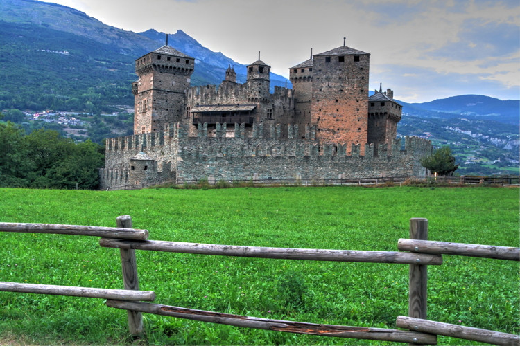 Castillo de Fenis, Aosta, Italia, Alpes