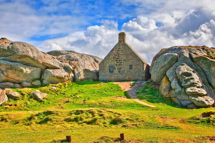Casa entre rocas en Meneham, Bretaña, Francia