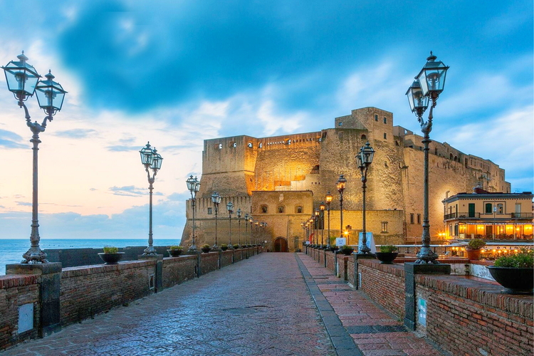 Castillo del Ovo en Nápoles, Italia