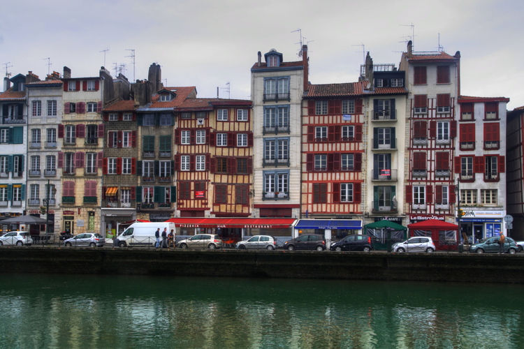 Edificios de colores en Bayonne