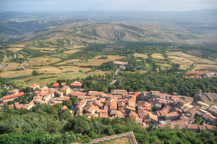 Radicofani desde la fortaleza, Toscana, Italia