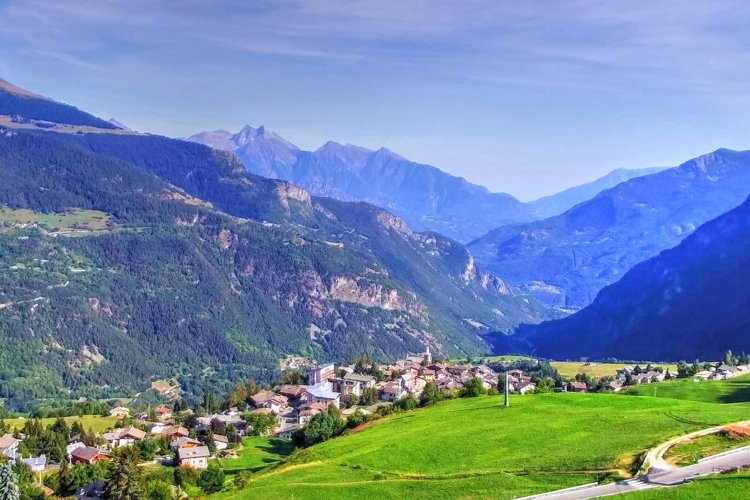 Vistas desde Sant Pantaleon, Aosta, Italia