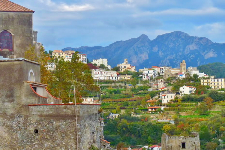 Vista de Ravello desde Scala, costa  Amalfitana, Italia