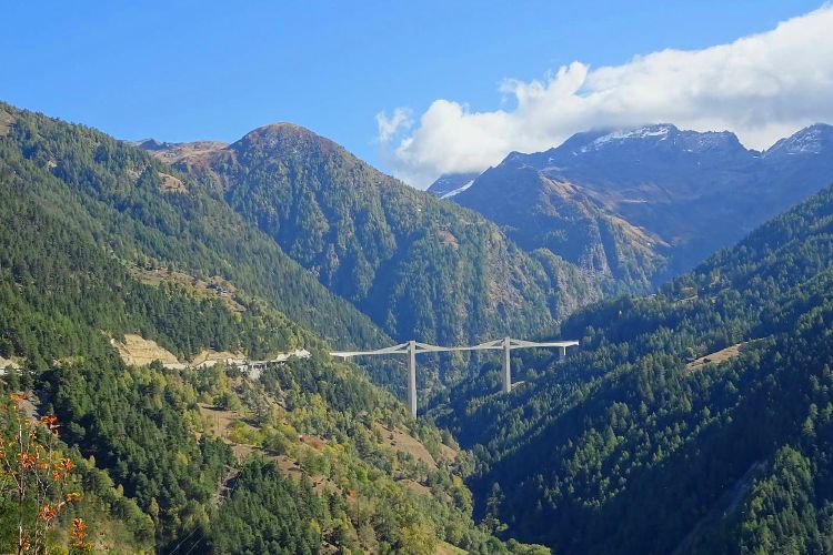 Puente en el valle de Simplon, Suiza