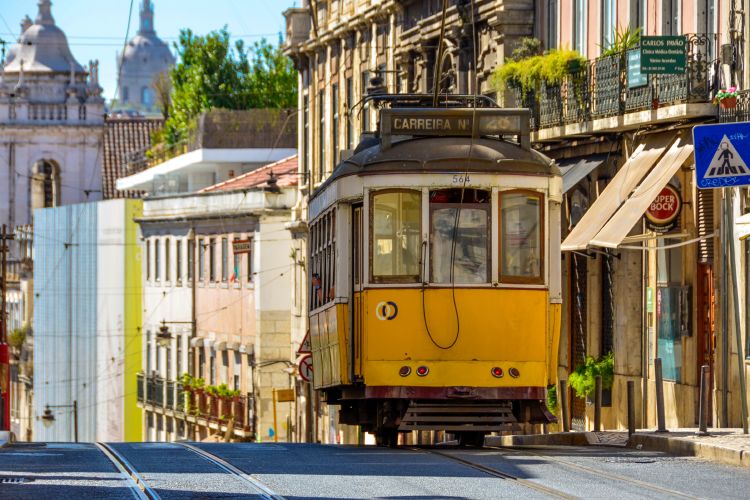 Tranvía 28 en las calles lisboetas, Portugal
