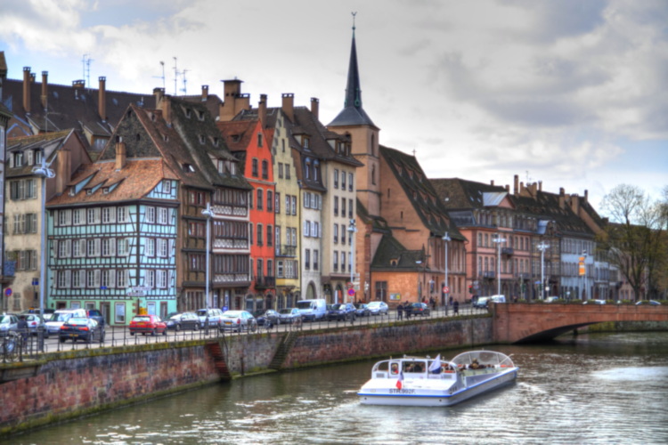 Vistas a lo largo del  río Ill, Estrasburgo, Alsacia