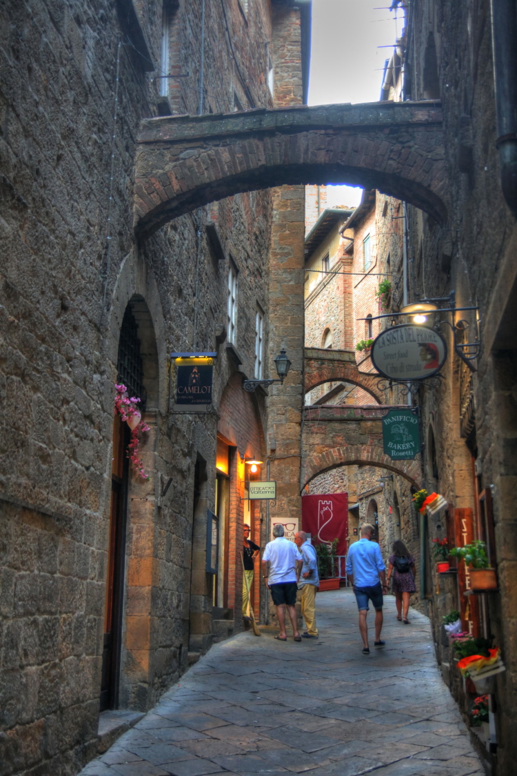 Calle de Volterra, Pisa, Toscana, Italia