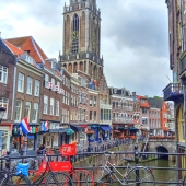 Vista de canal y torre de la catedral de Dordrecht