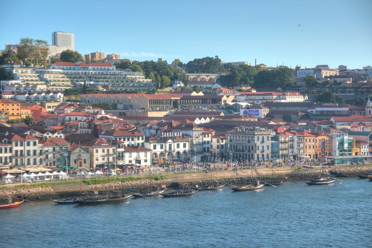 Vista de las bodegas de Gaia, Oporto, Portugal