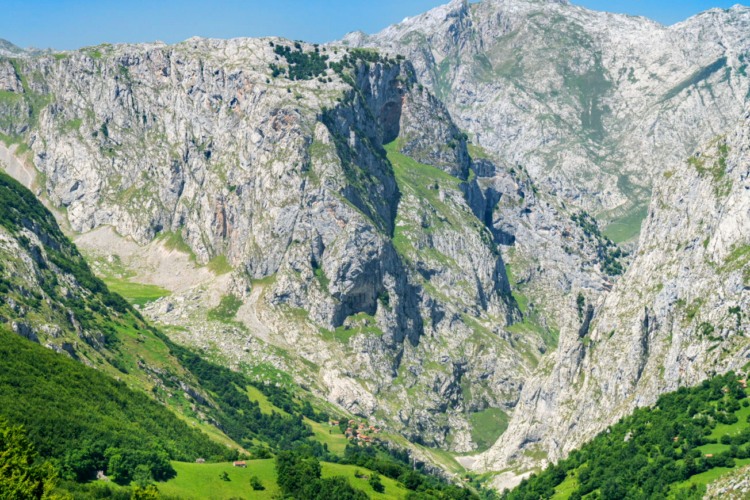 Vista hacia Bulnes, Picos de Europa, Naranjo de Bulnes, Asturias