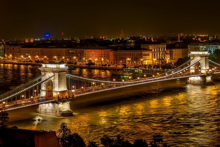 Puente de las Cadenas por la noche, Budapest, Hungría