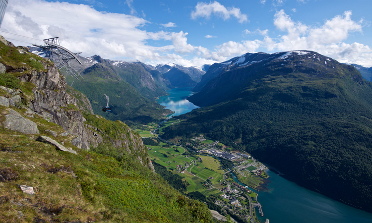 Vista desde la estación superior de Loen, Noruega, Fiordos