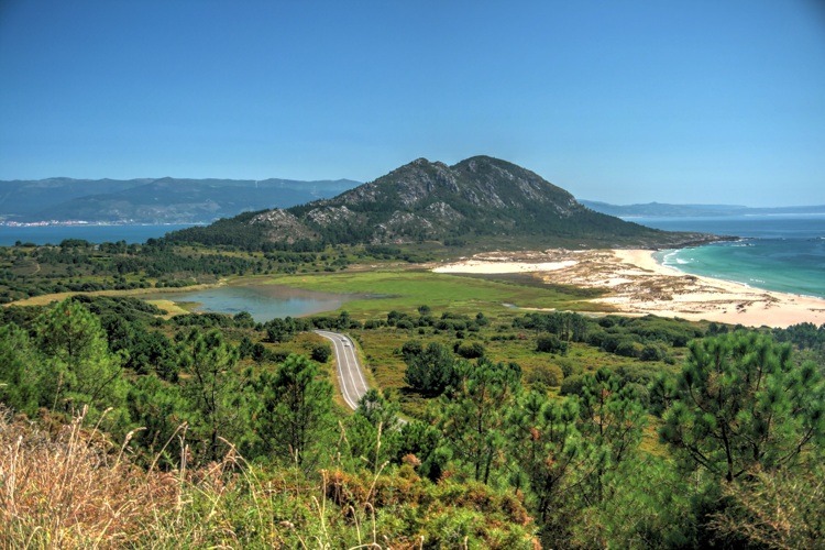 Monte Louro, playa de Area Maior y laguna, Muros, Galicia, Rías Bajas