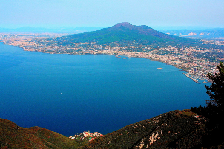 Vistas del Golfo de Nápoles desde el Monte Faito, Italia