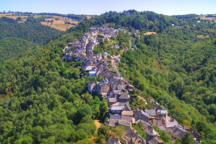 Vistas desde lo alto del castillo de Najac, Aveyron, Francia