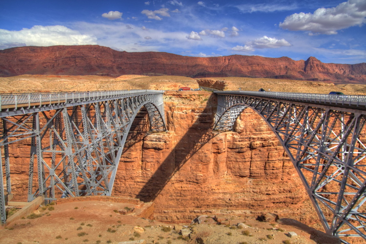 Puentes gemelos sobre el Colorado en Navajo Bridge