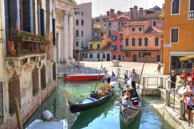 Góndolas en los canales, Venecia, Italia