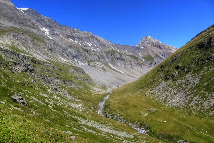 Valle tras el refugio de Entre Deux Eaux, Vanoise, Alpes, Francia