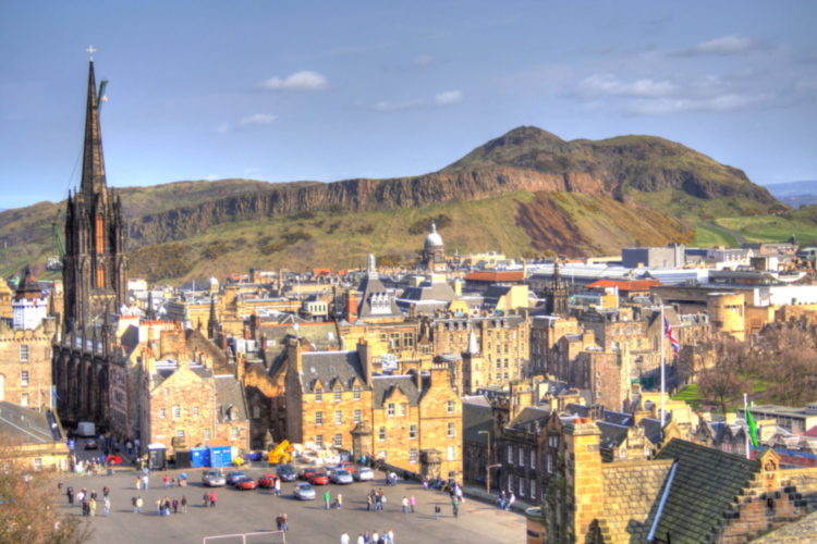 Vista desde el castillo hacia Arthur Seat, Edimburgo, Escocia