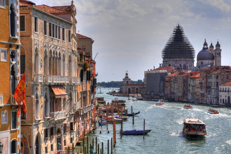 Vistas desde el Puente de la Academia, Venecia, Italia